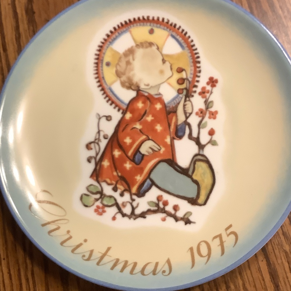 Vintage Christmas 1975 Decorative Plate